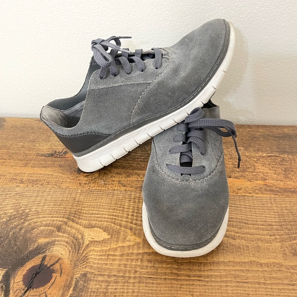 Vionic Taylor 7.5 WIDE gray suede lace up tennis shoes sneakers